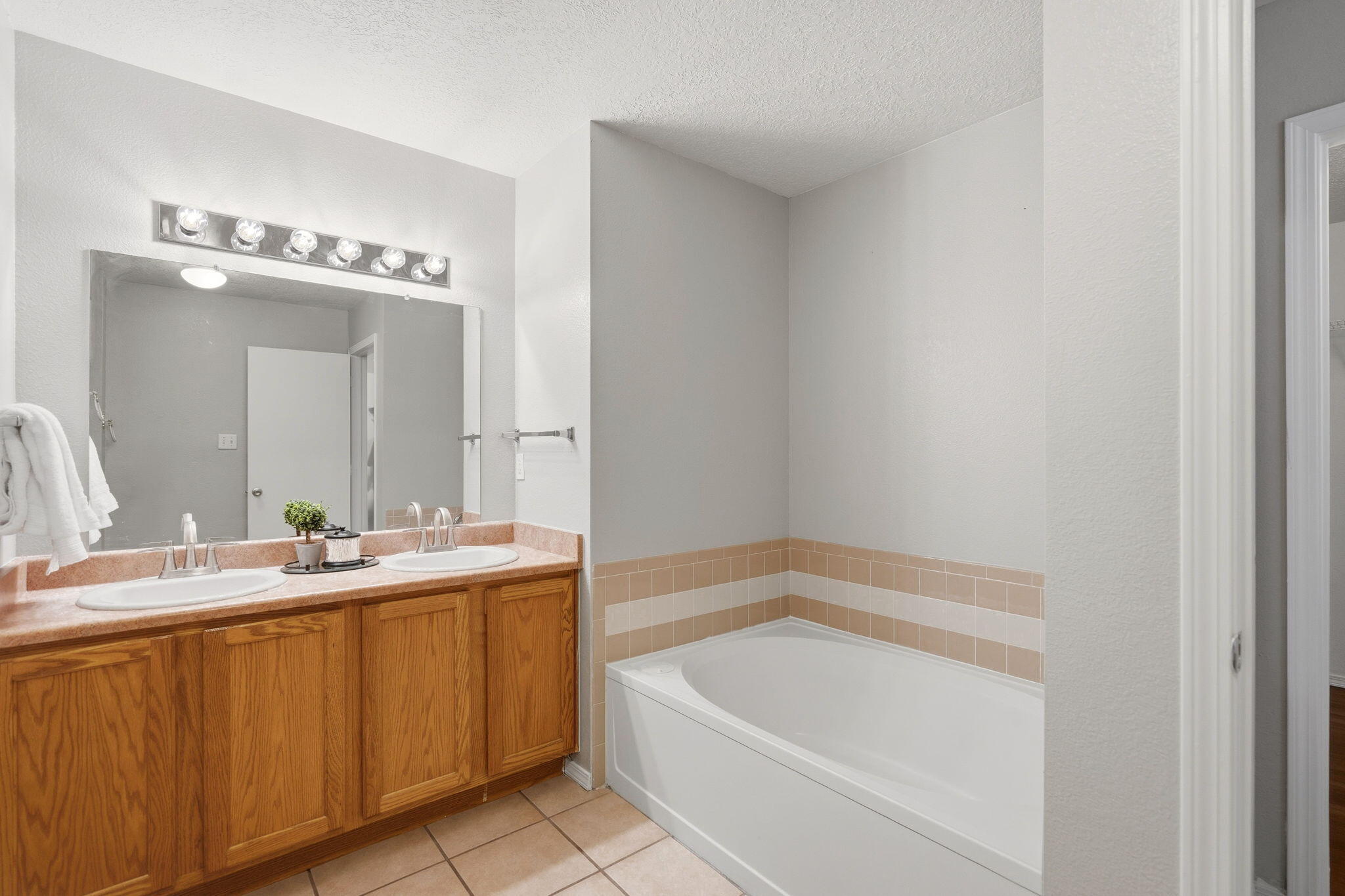 Photo 2 — 6019 Hemlock Avenue NW