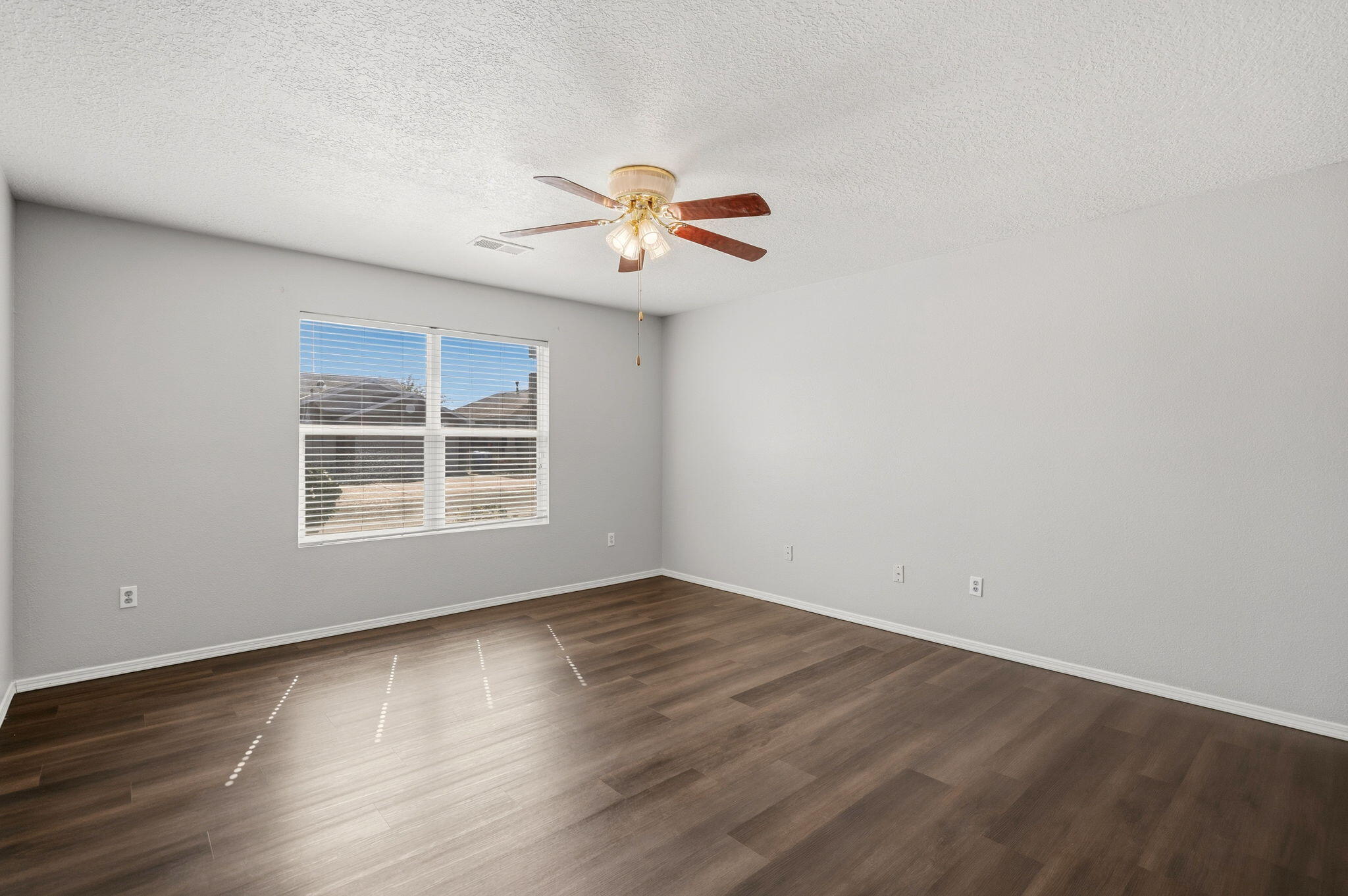 Photo 4 — 6019 Hemlock Avenue NW