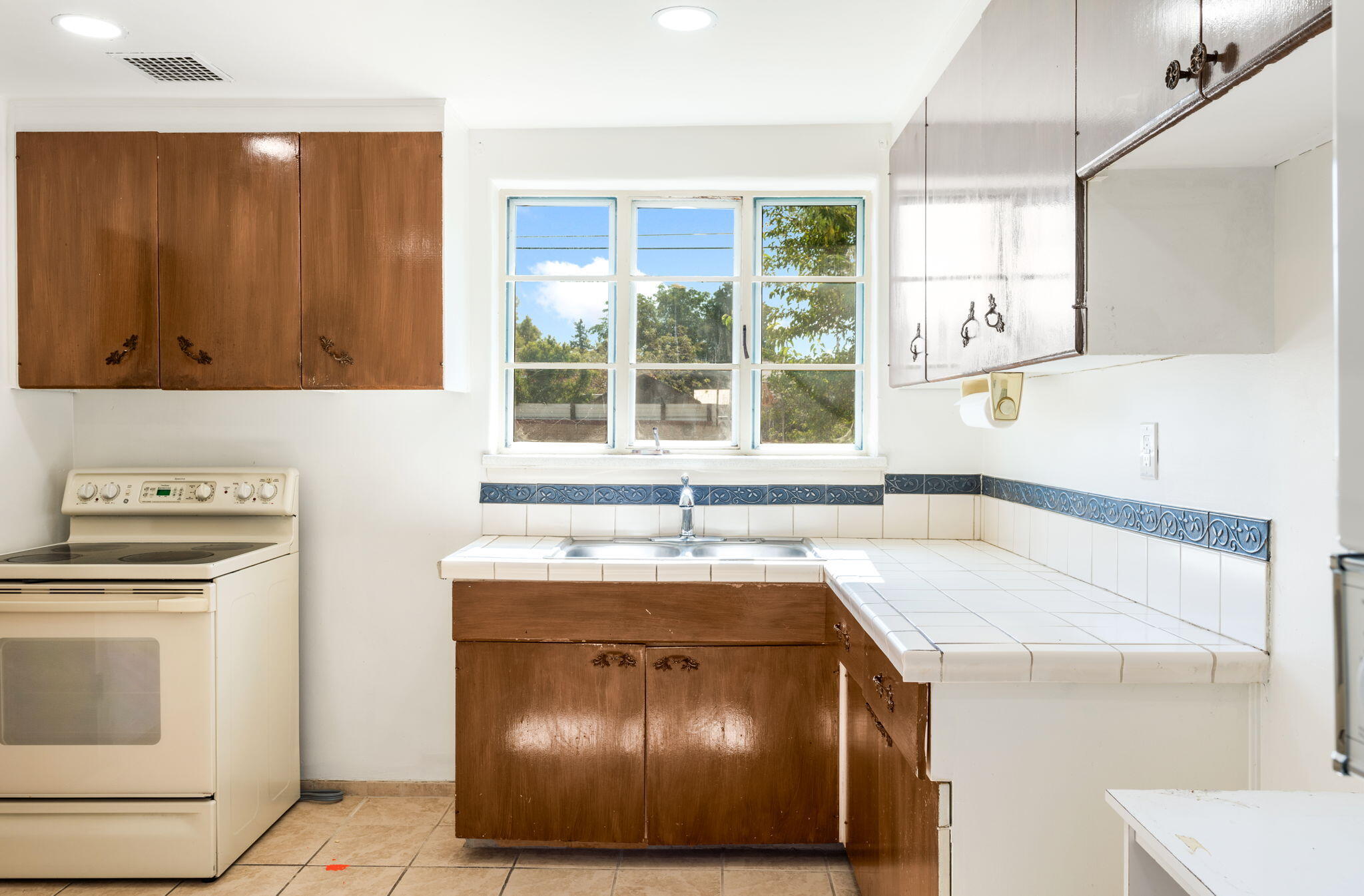 Photo 7 — 5708 Aztec Road NE