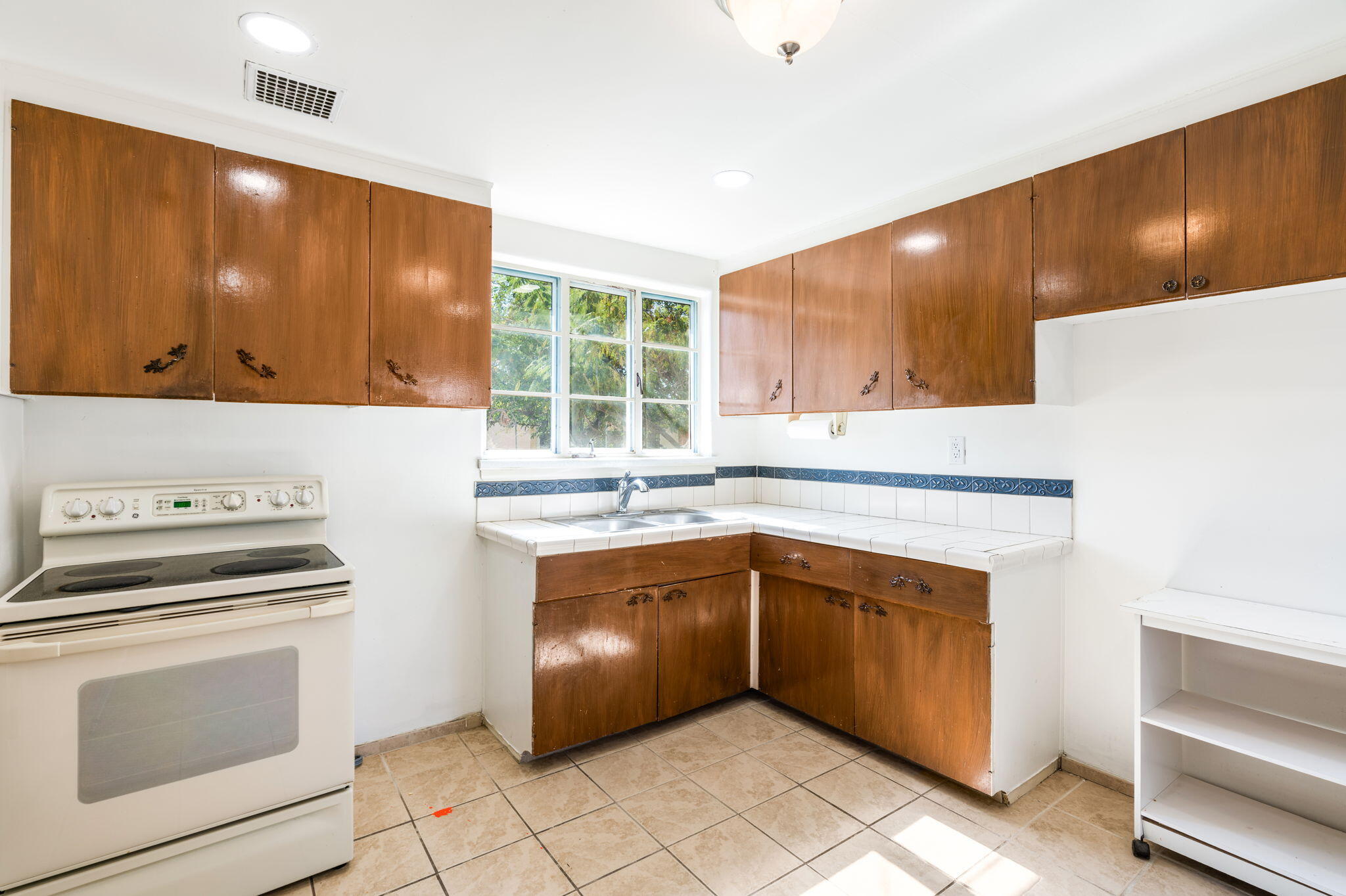 Photo 8 — 5708 Aztec Road NE