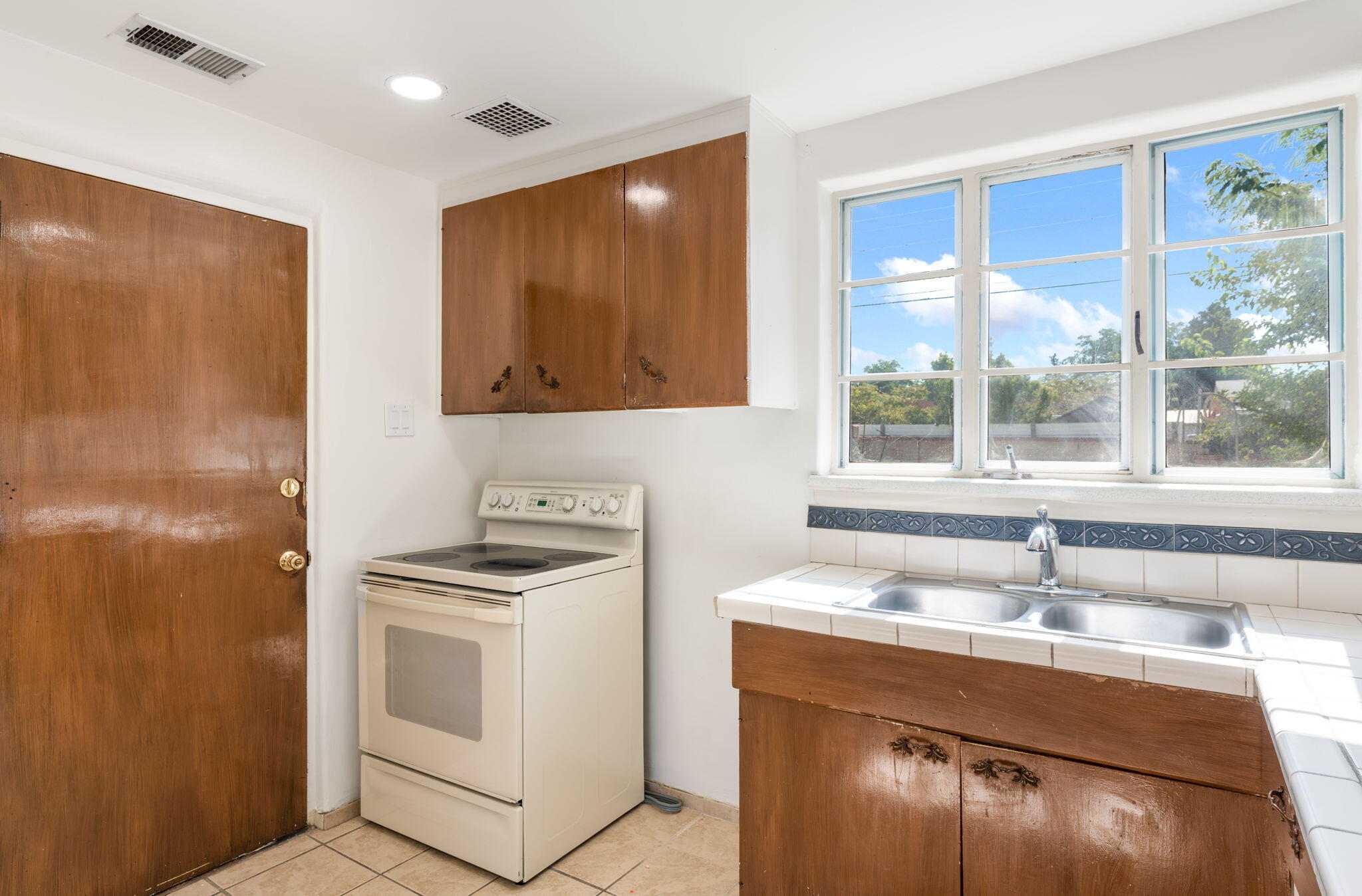 Photo 10 — 5708 Aztec Road NE