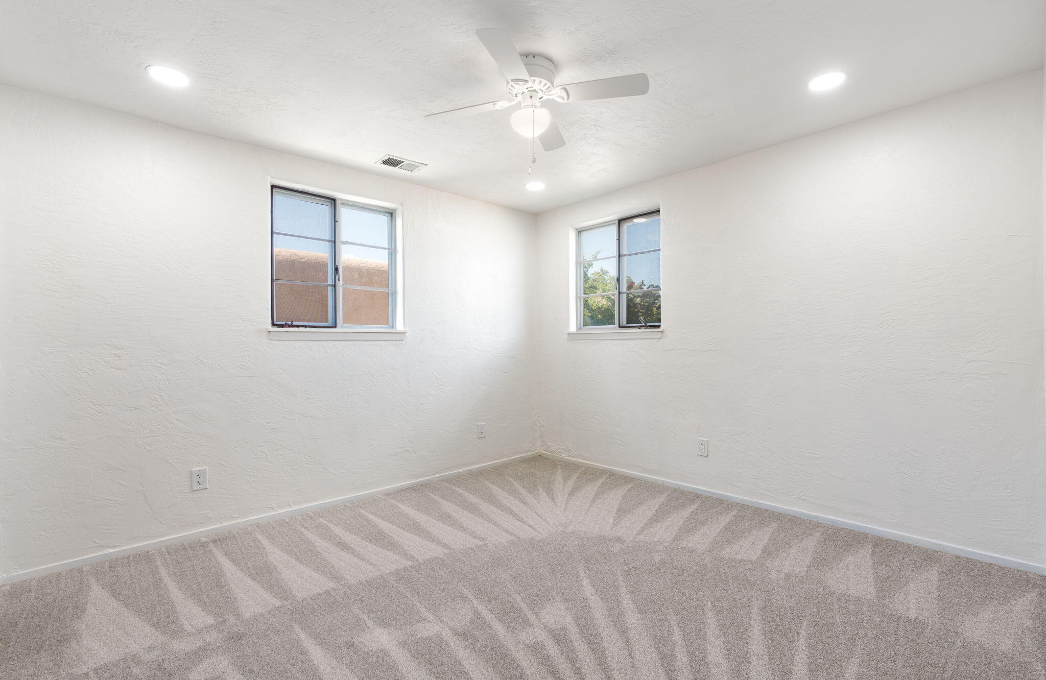 Photo 14 — 5708 Aztec Road NE