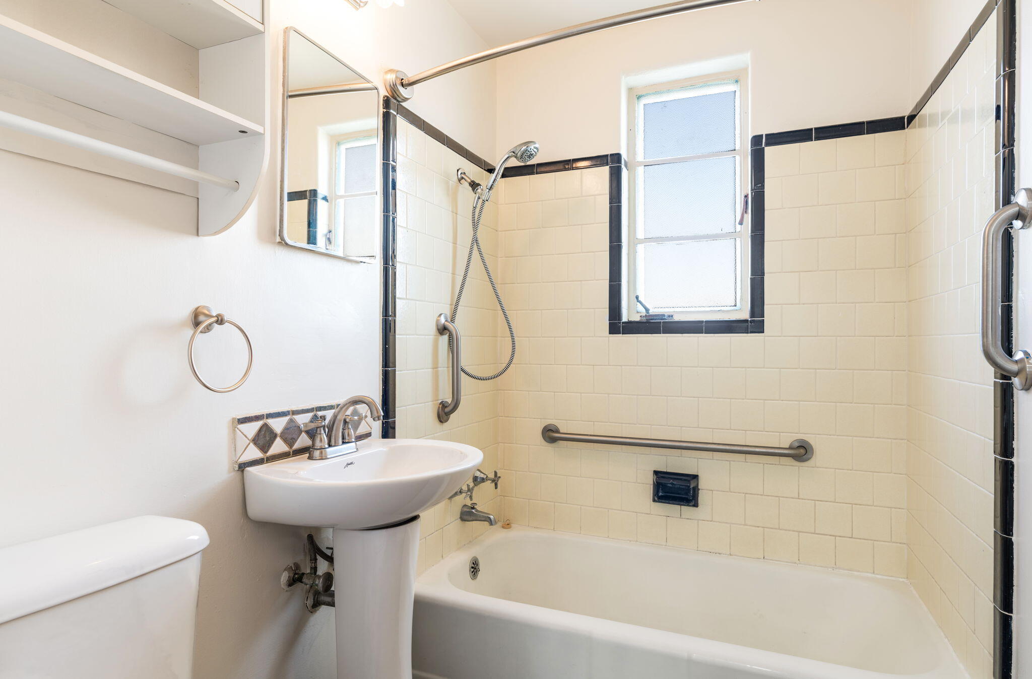 Photo 19 — 5708 Aztec Road NE