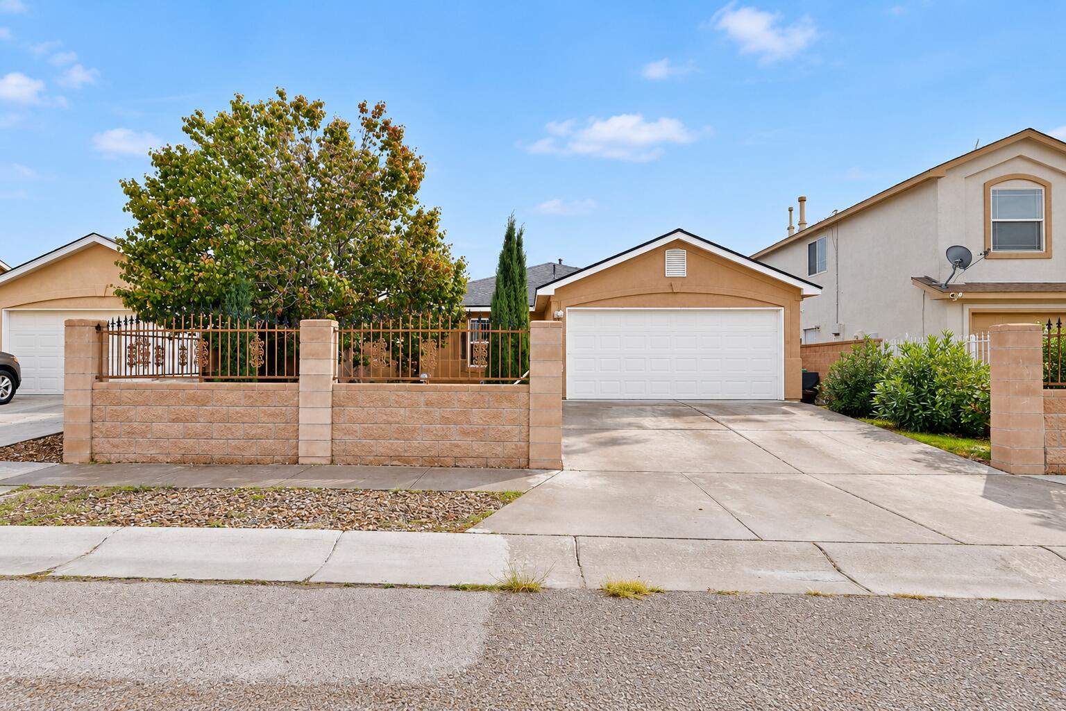 636 Escavada Street SW, Albuquerque, NM 87105