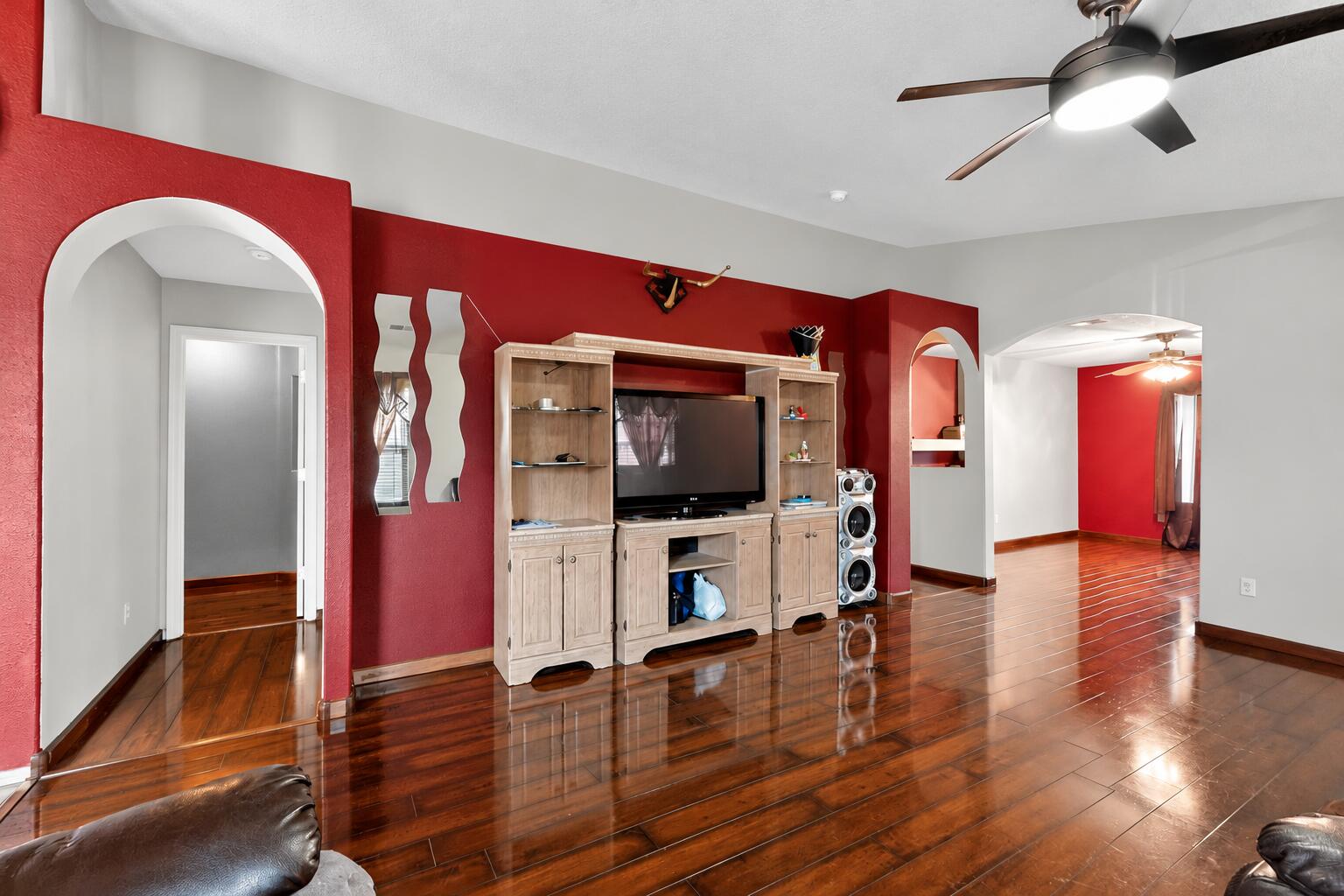 Photo 8 — 636 Escavada Street SW