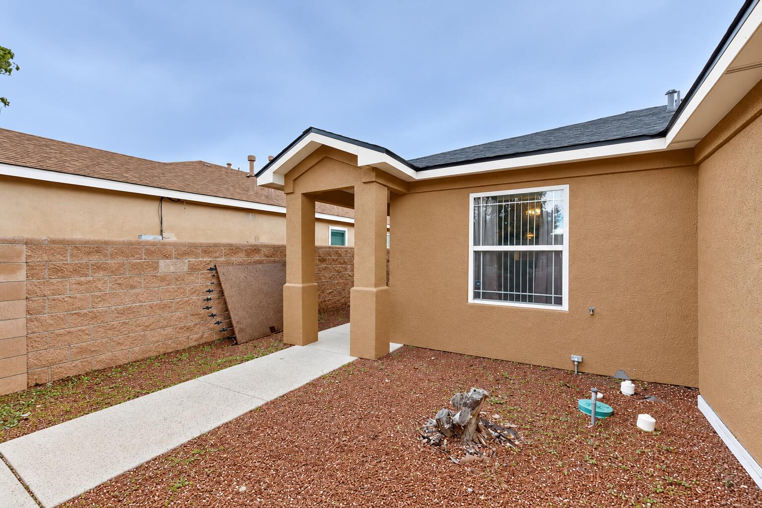 Photo 5 — 636 Escavada Street SW