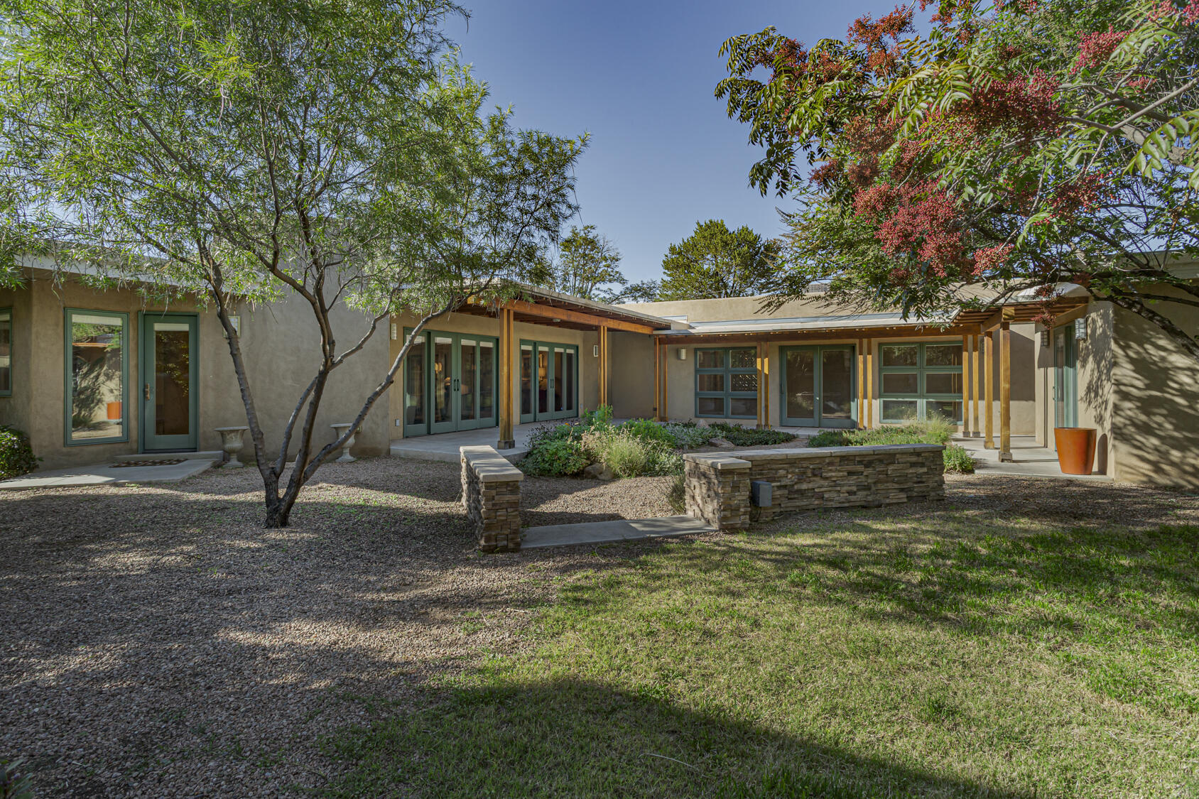 Photo 12 — 810 Parkland Circle SE
