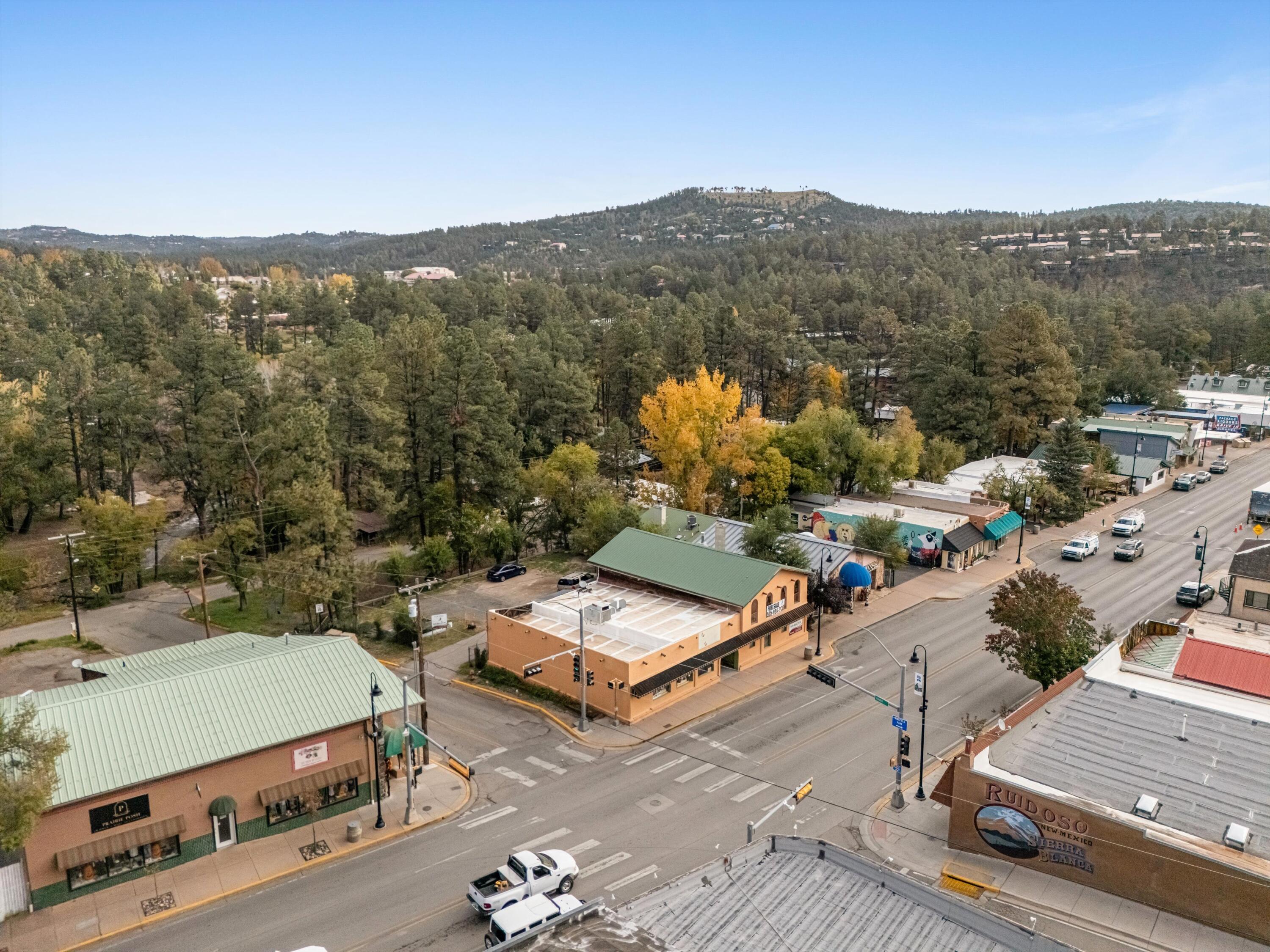 Photo 5 — 2550 Sudderth Drive