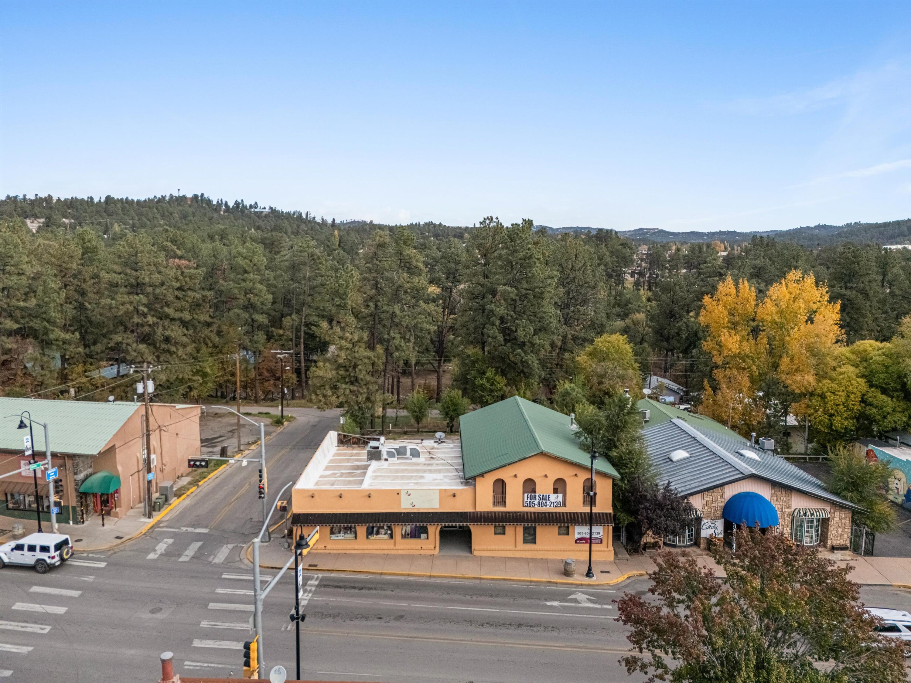 Photo 6 — 2550 Sudderth Drive