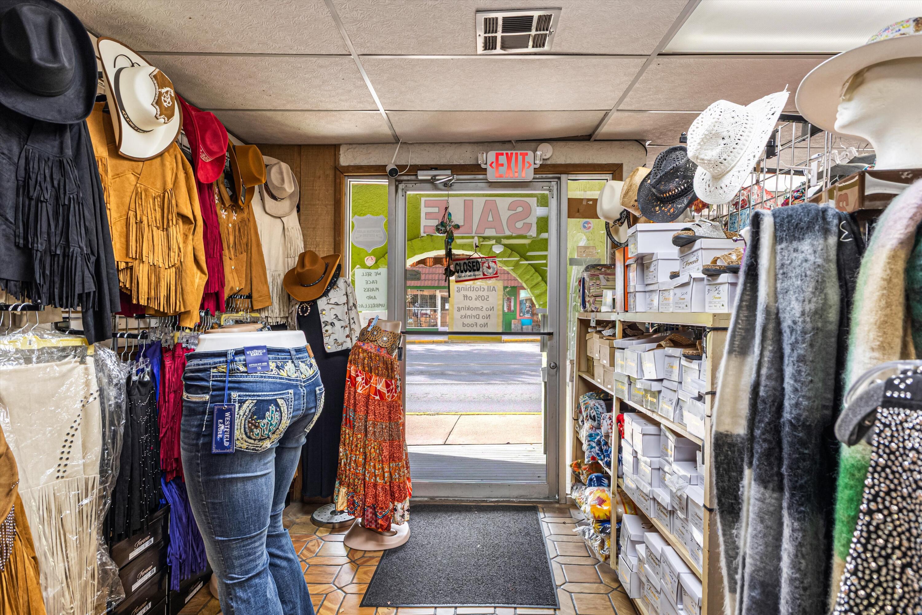 Photo 20 — 2550 Sudderth Drive