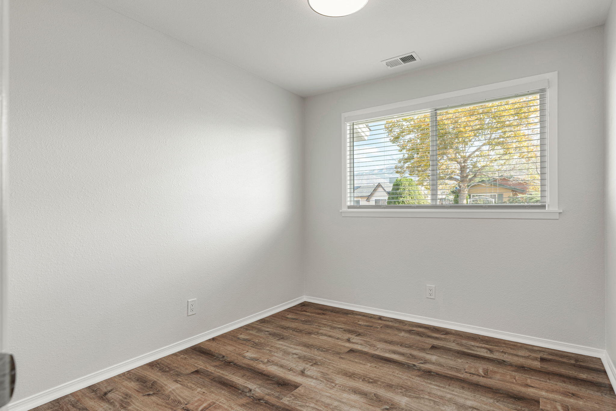 Photo 7 — 433 Mankin Street NE