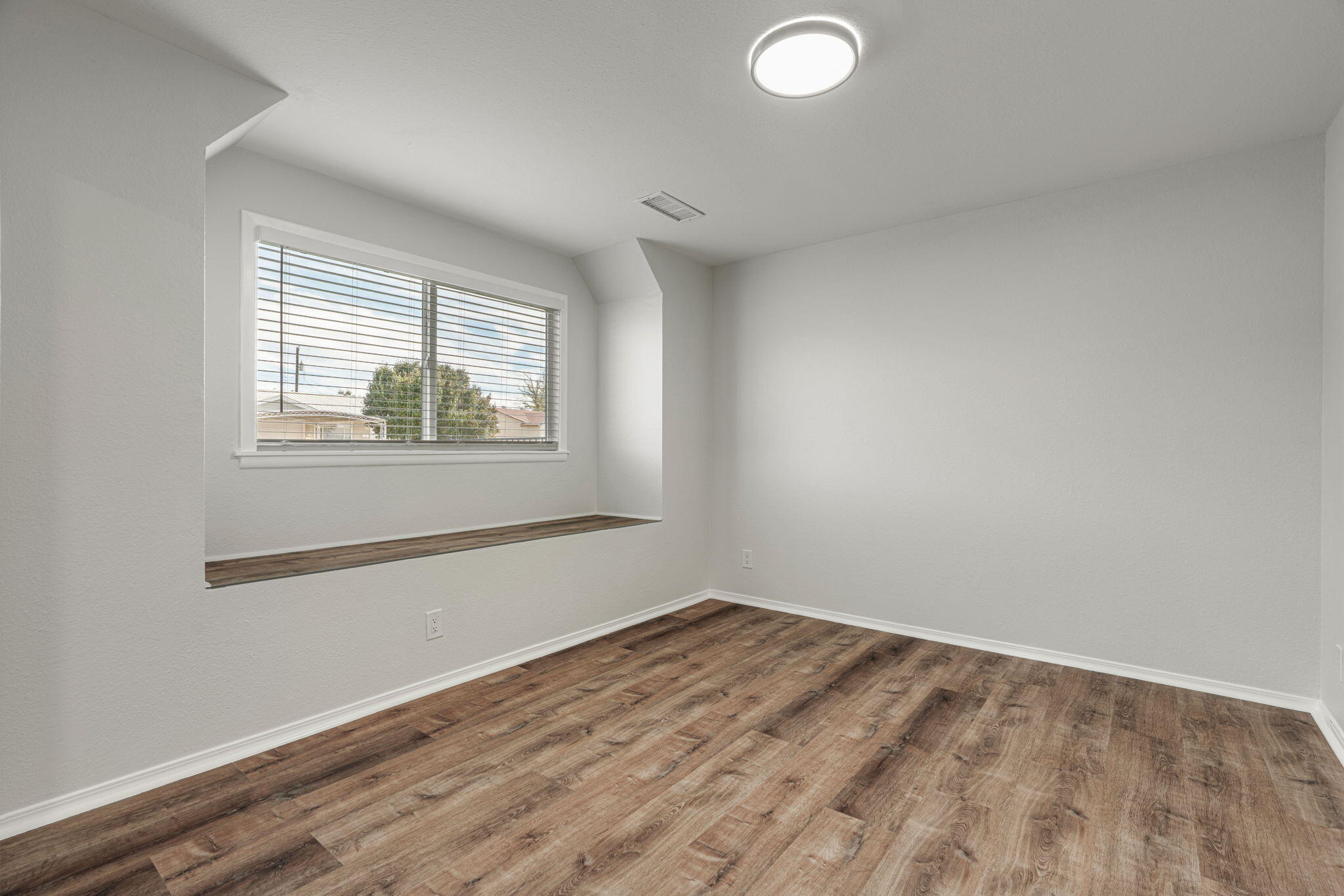 Photo 9 — 433 Mankin Street NE