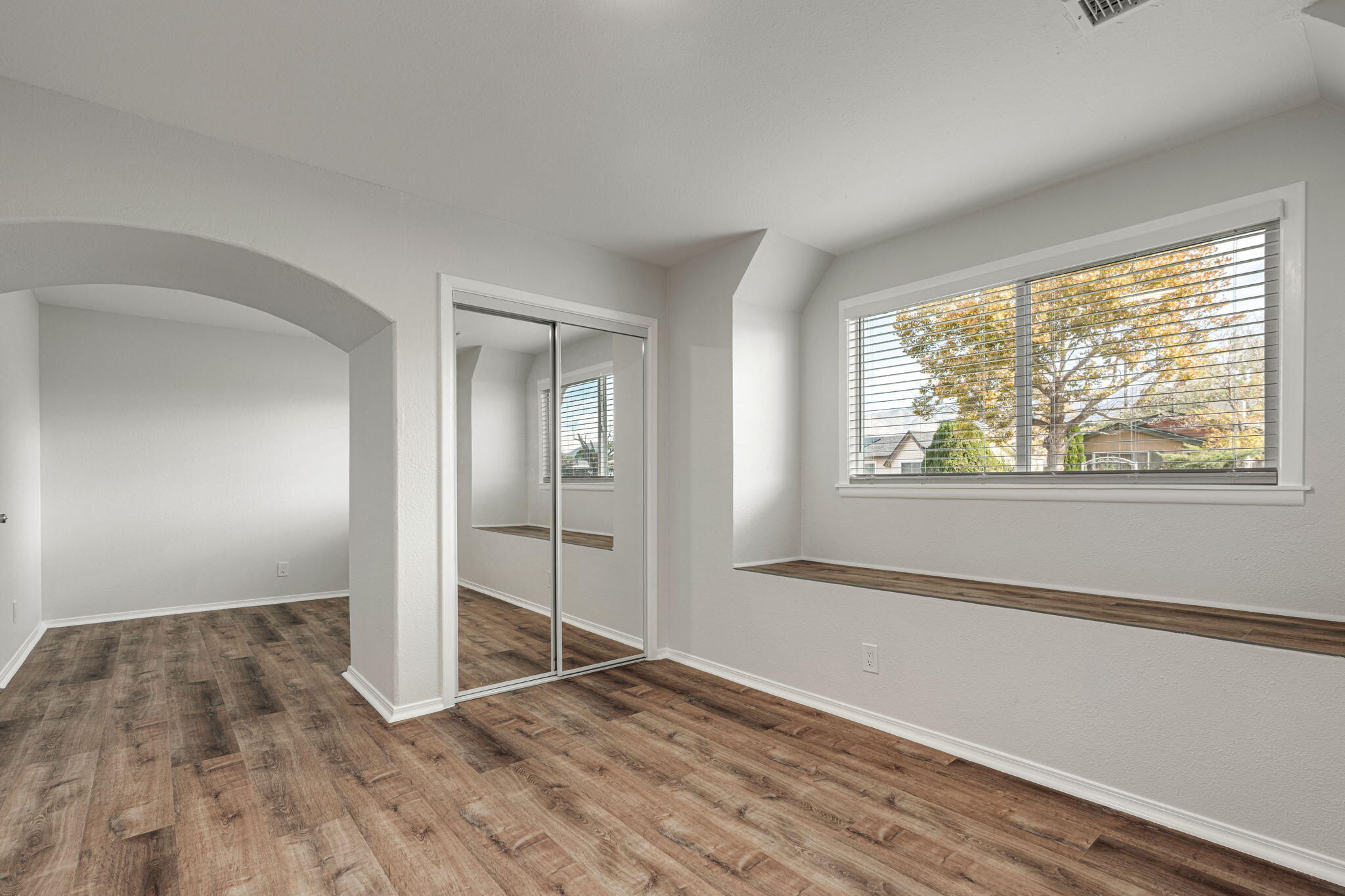 Photo 10 — 433 Mankin Street NE
