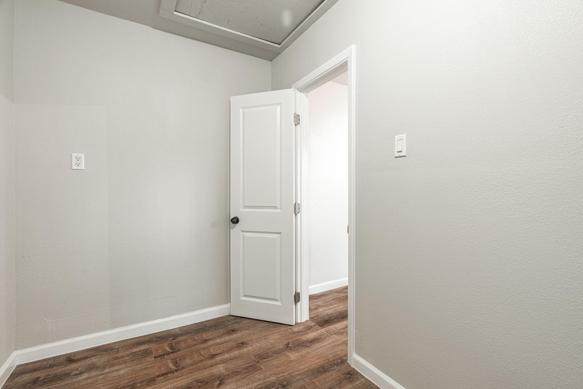 Photo 15 — 433 Mankin Street NE