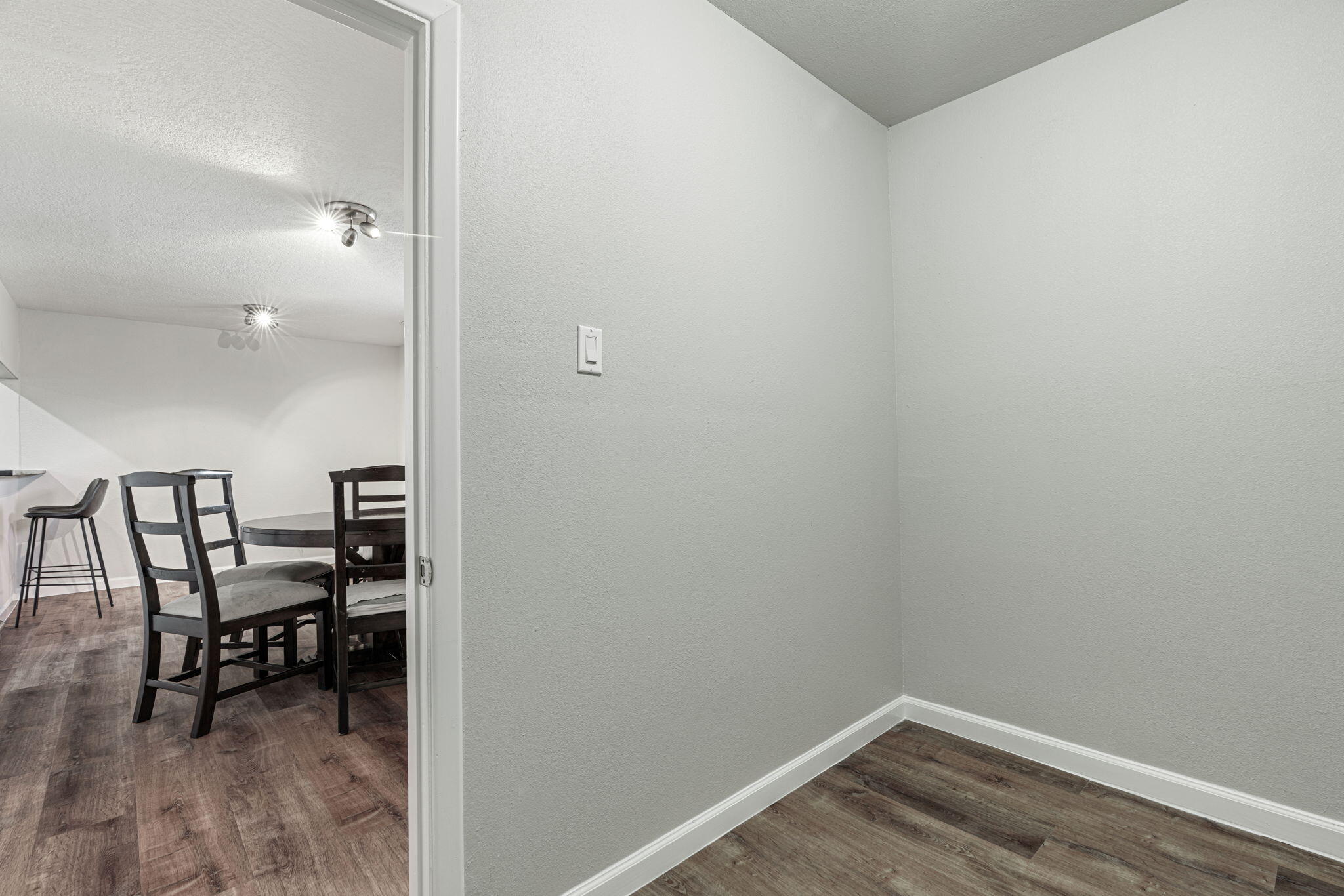 Photo 16 — 433 Mankin Street NE