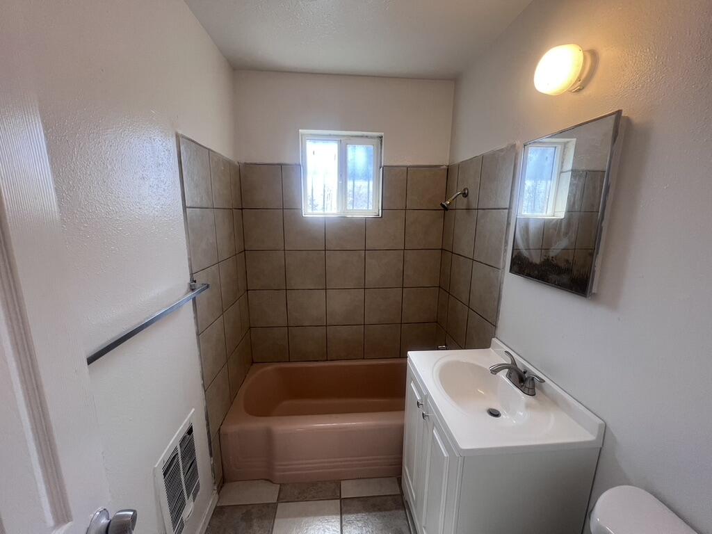 Photo 17 — 3413 Ross Avenue SE B