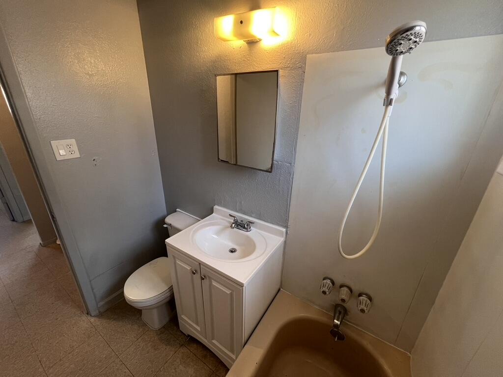 Photo 13 — 423 Dallas Street SE C