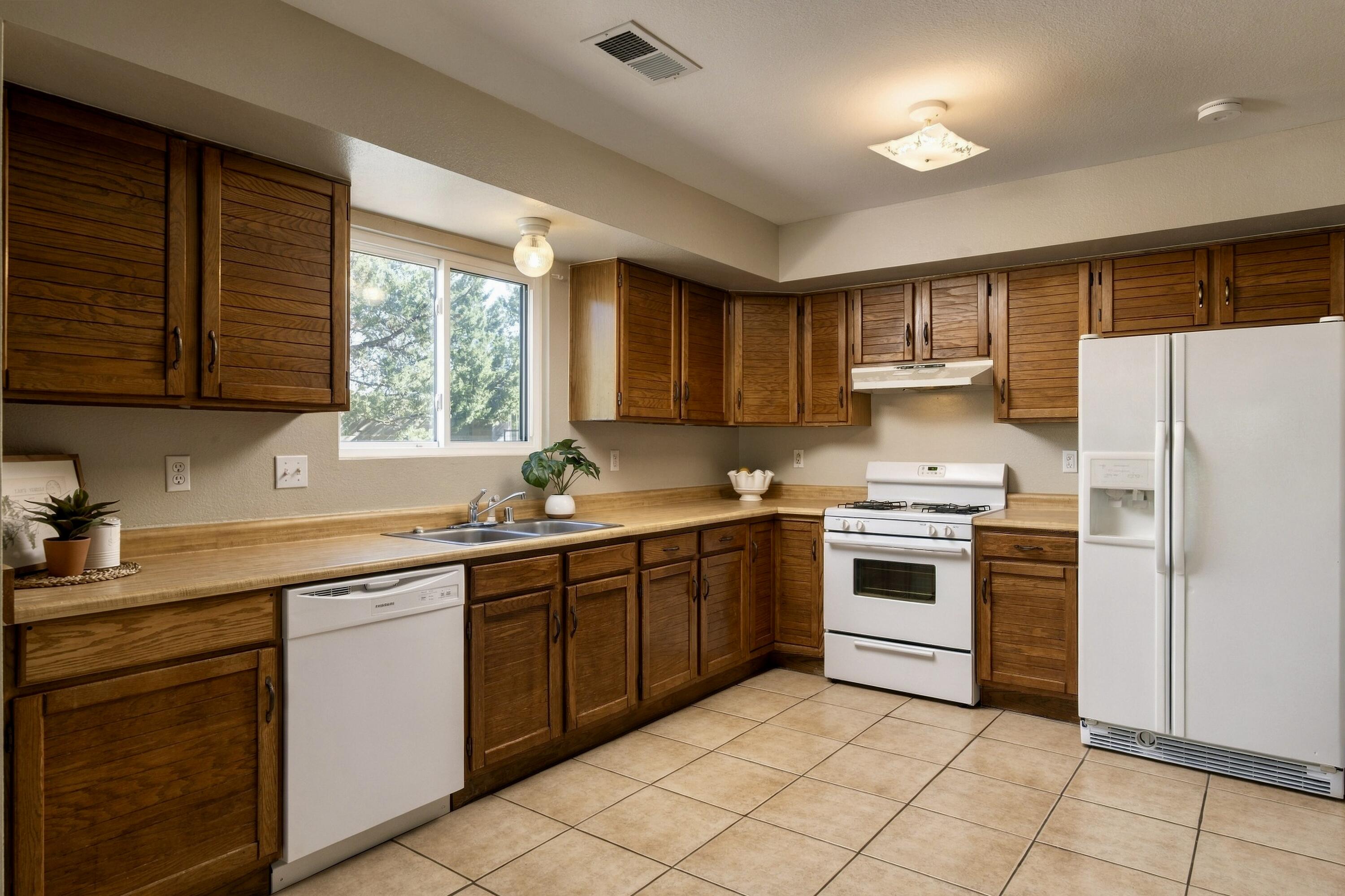 Photo 13 — 428 Annette Drive NE