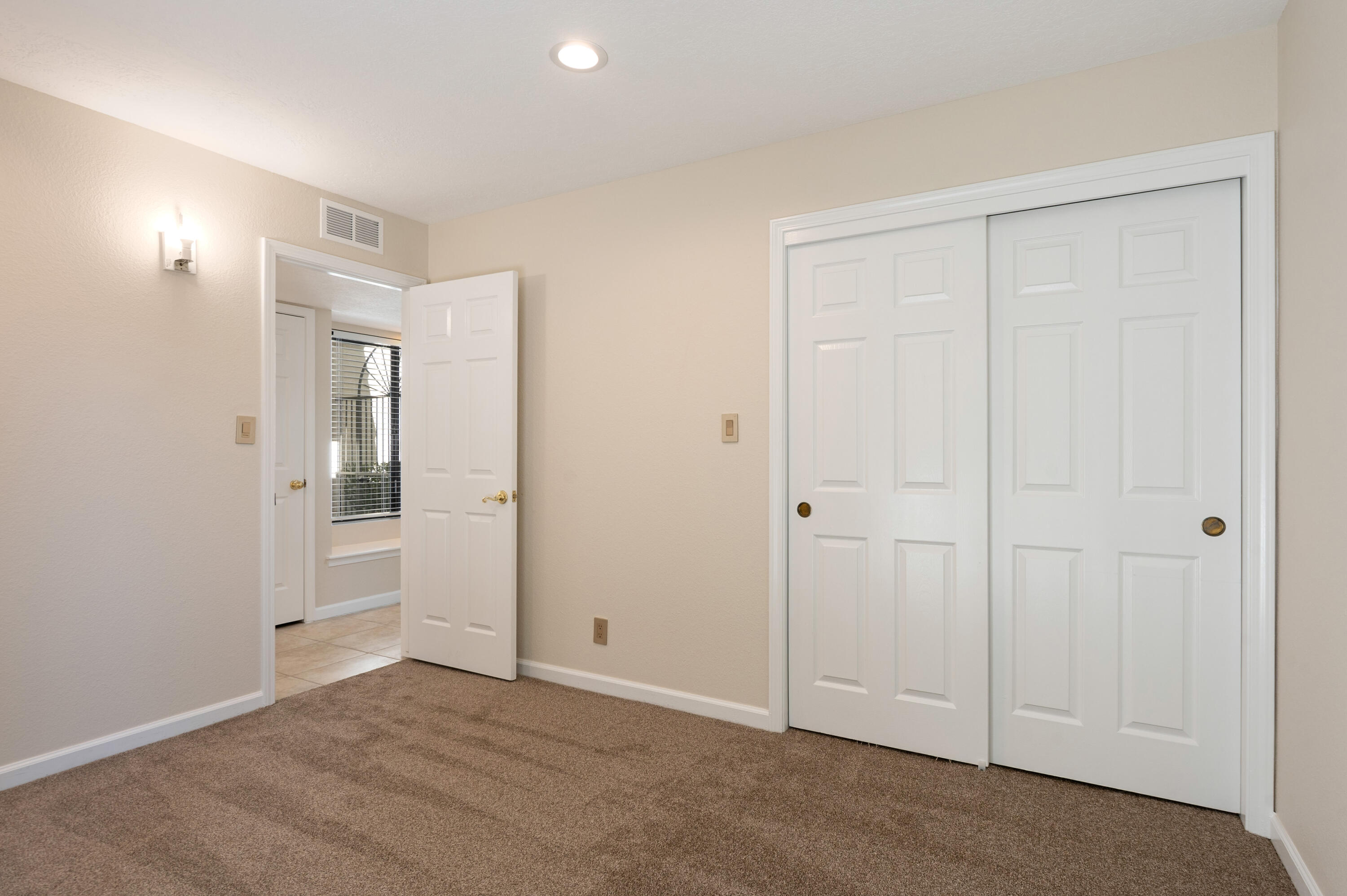 Photo 9 — 10620 Prestwick NE