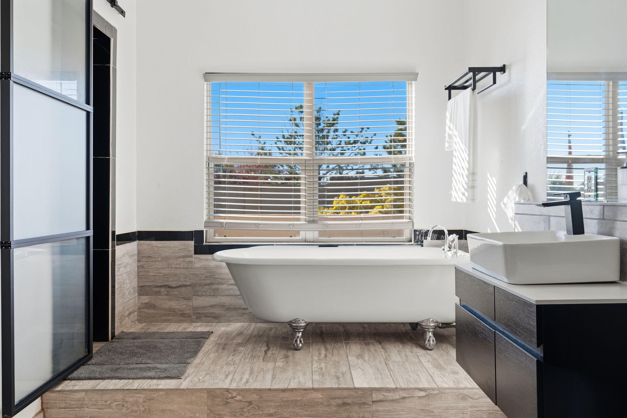 Photo 16 — 2216 Flagstone Road NE