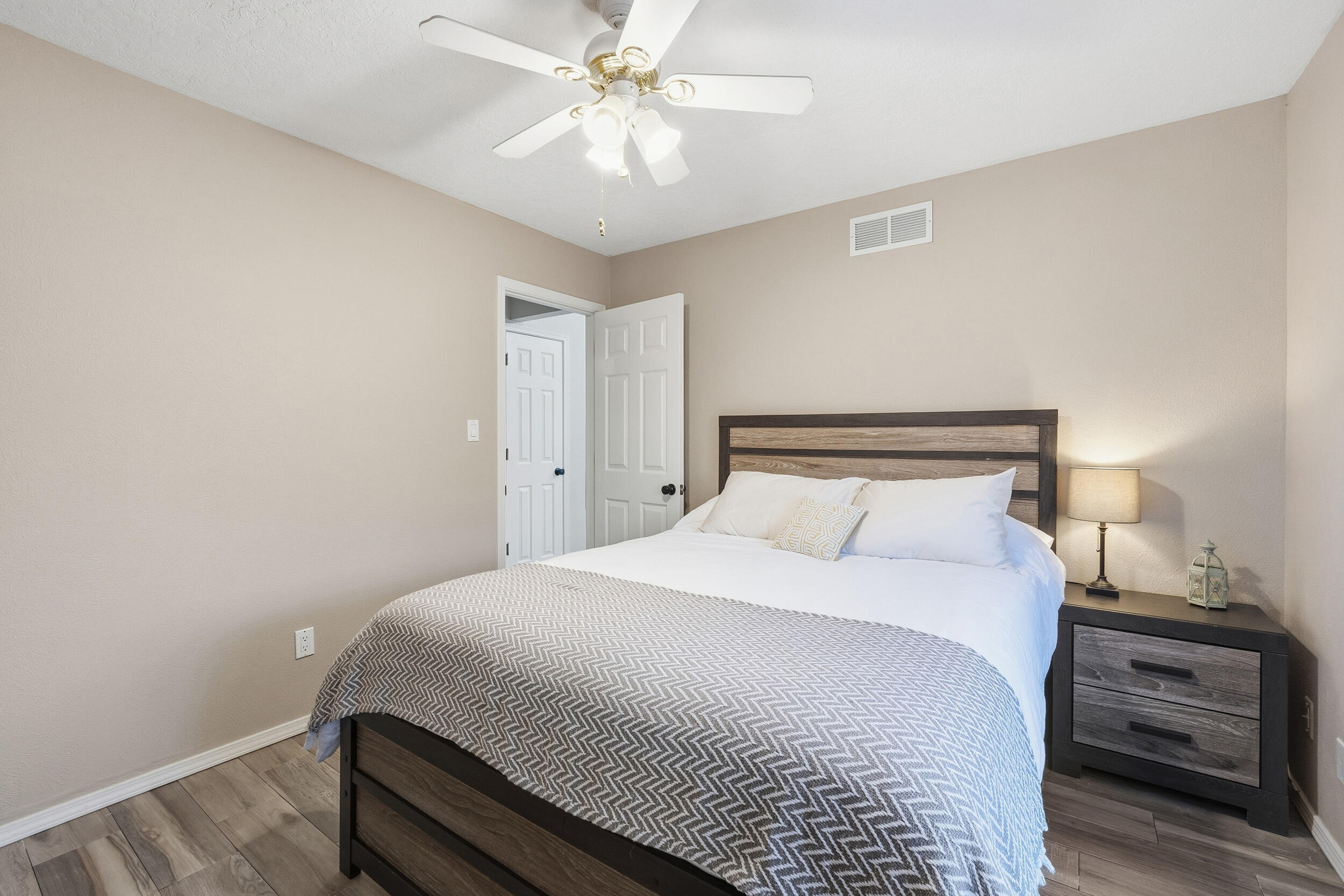 Photo 13 — 9524 Sierra Vista Court NE