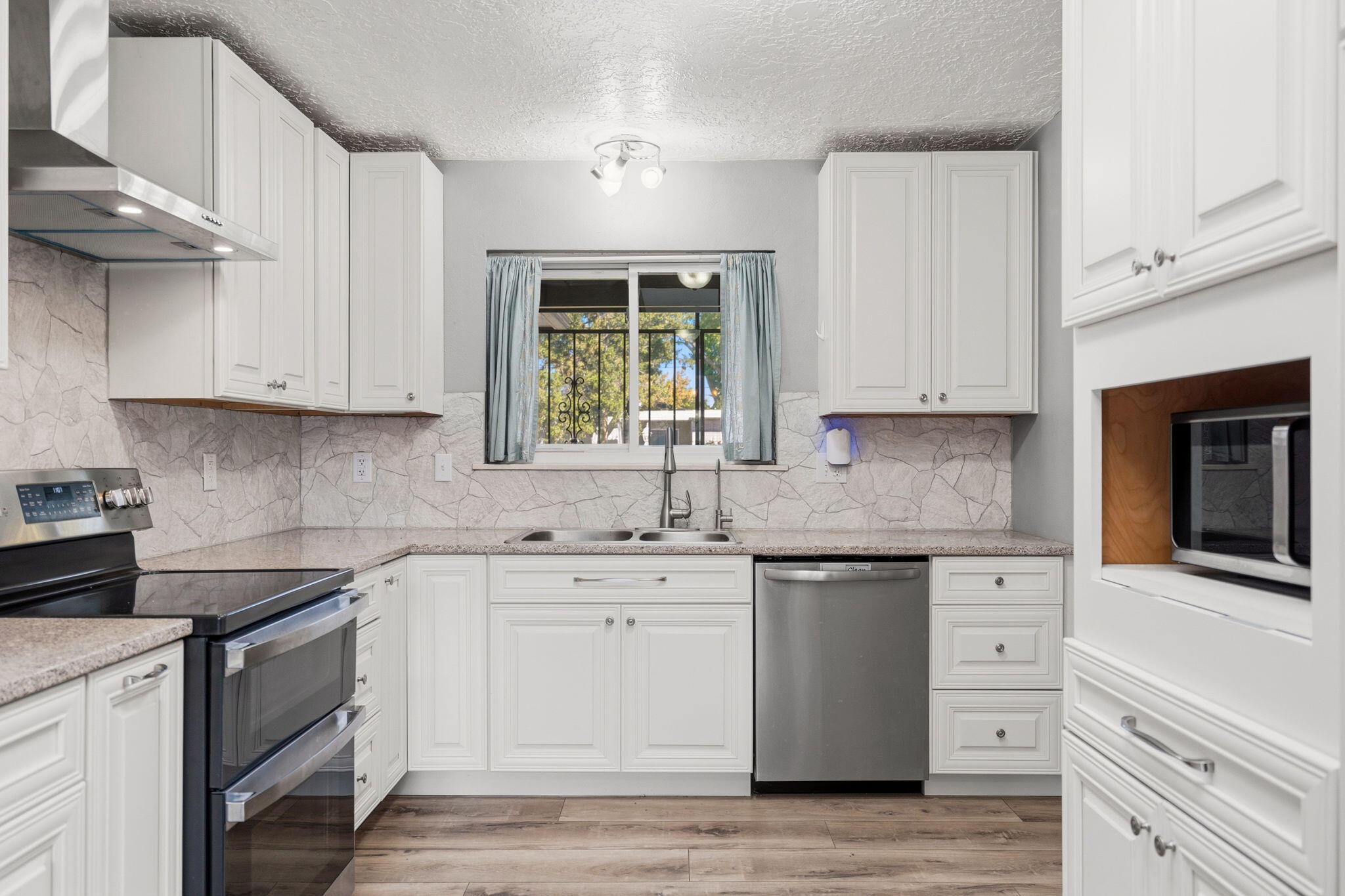 Photo 4 — 8504 Princess Jeanne Avenue NE