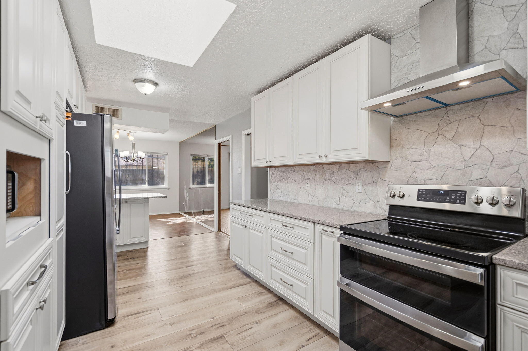 Photo 2 — 8504 Princess Jeanne Avenue NE