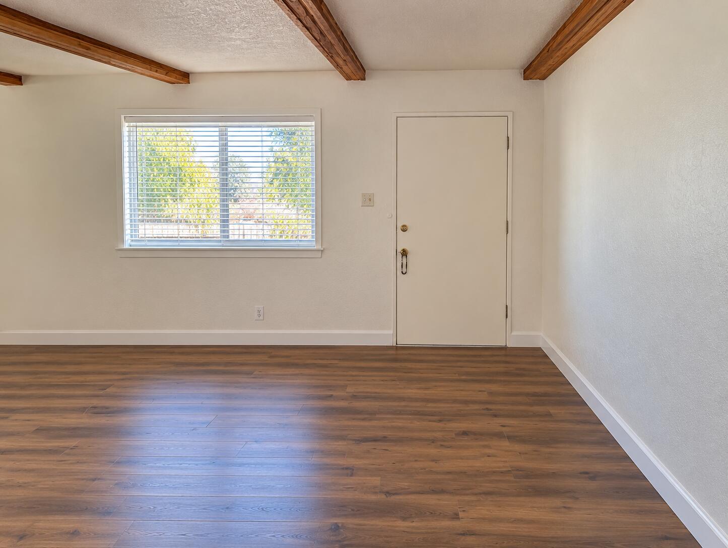 Photo 15 — 2833 San Mateo Boulevard NE