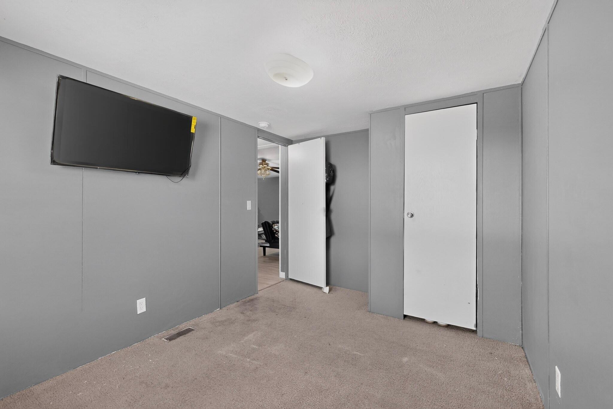 Photo 9 — 6504 Kelly Avenue NE
