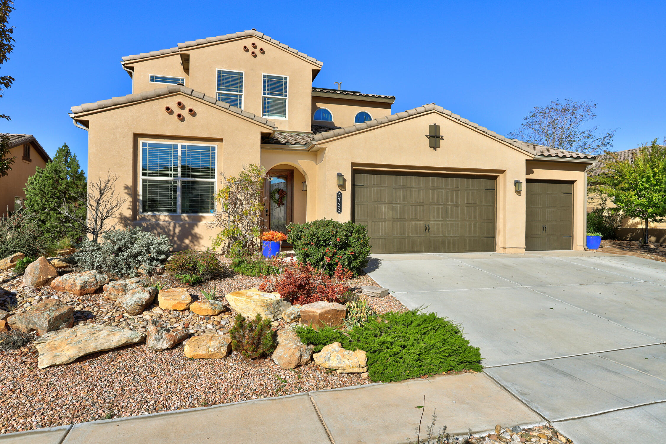 5733 Pikes Peak Loop NE, Rio Rancho, NM 87144