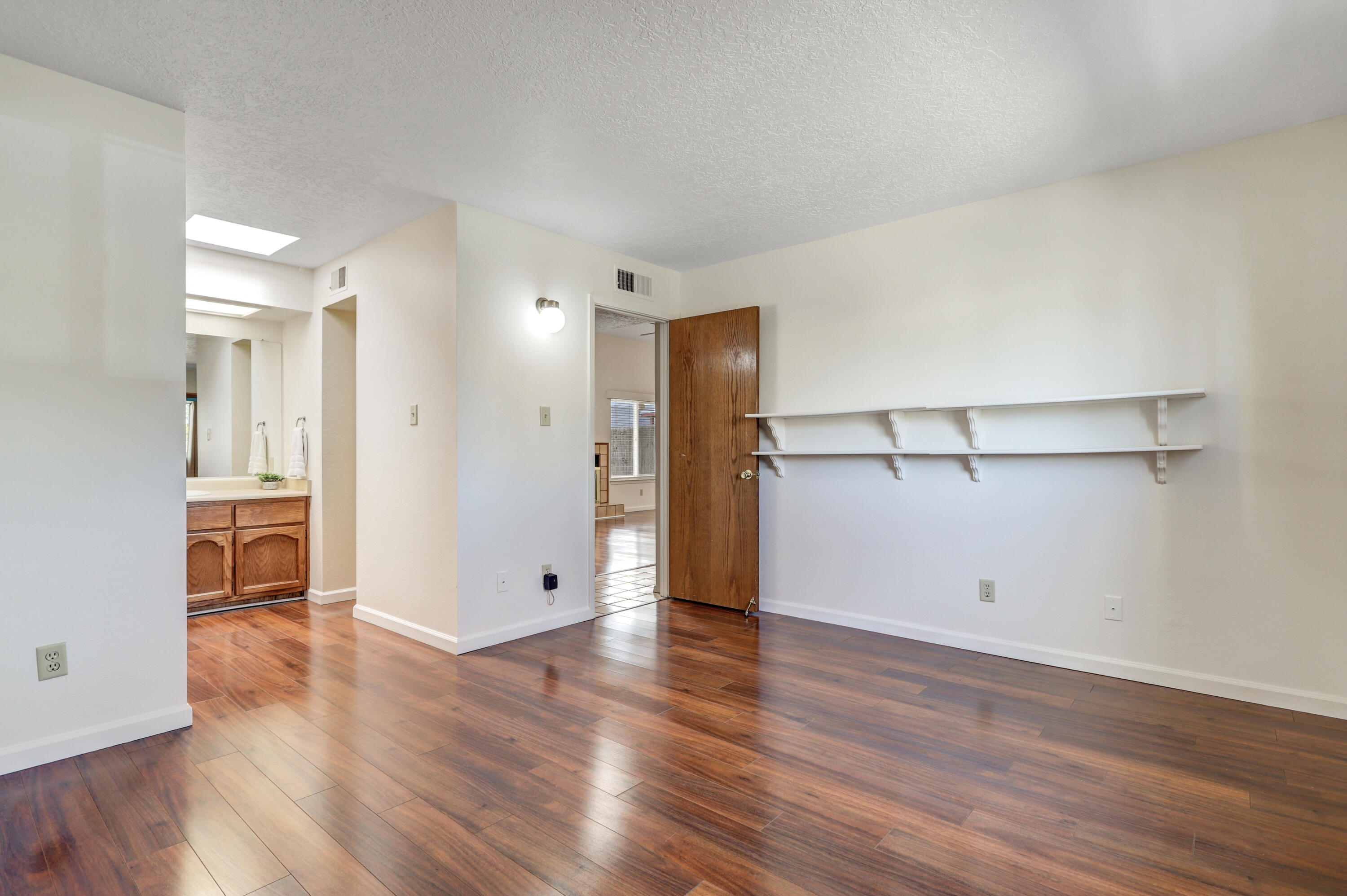 Photo 13 — 7212 Leslynne Drive NE