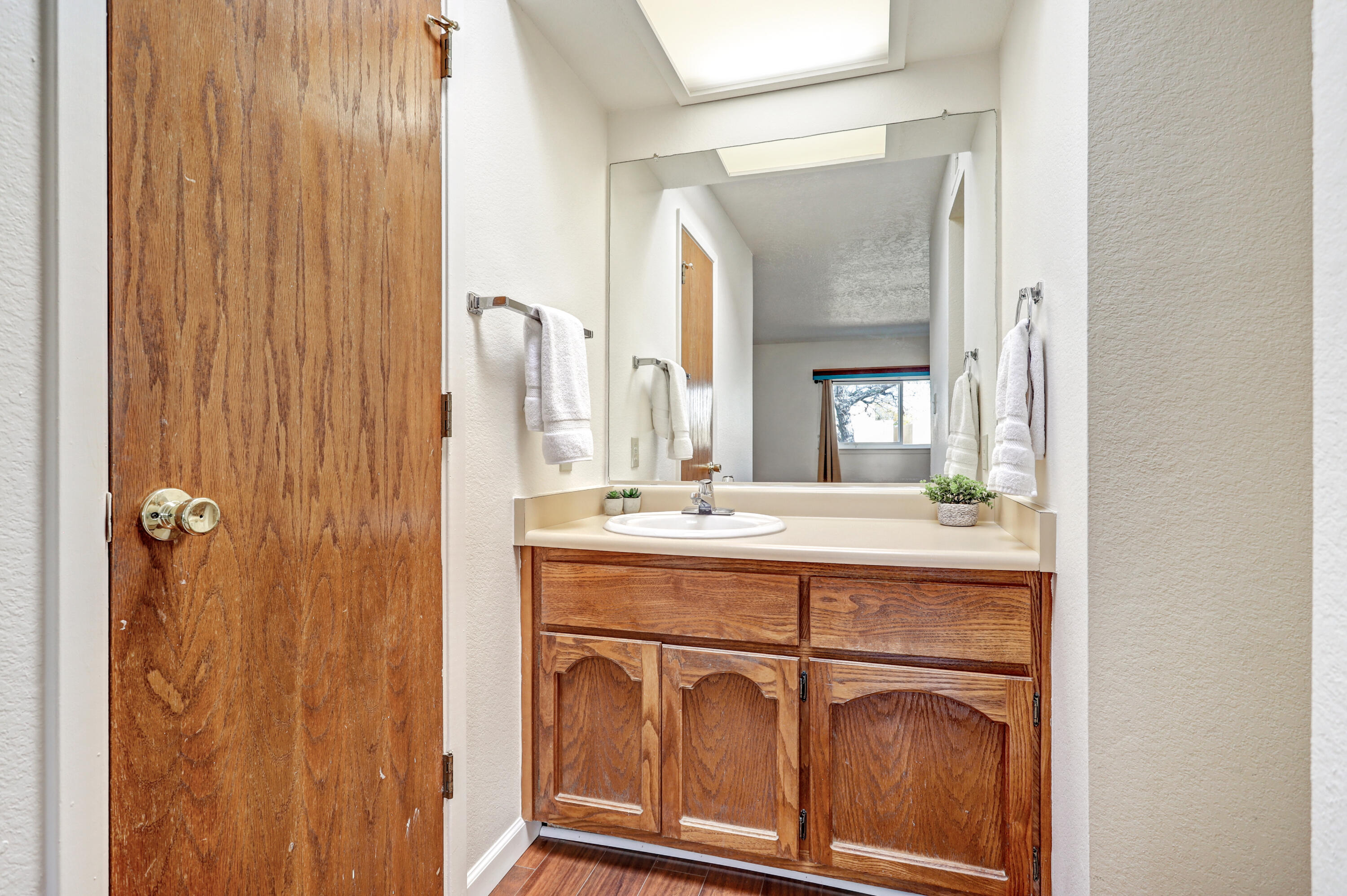 Photo 10 — 7212 Leslynne Drive NE