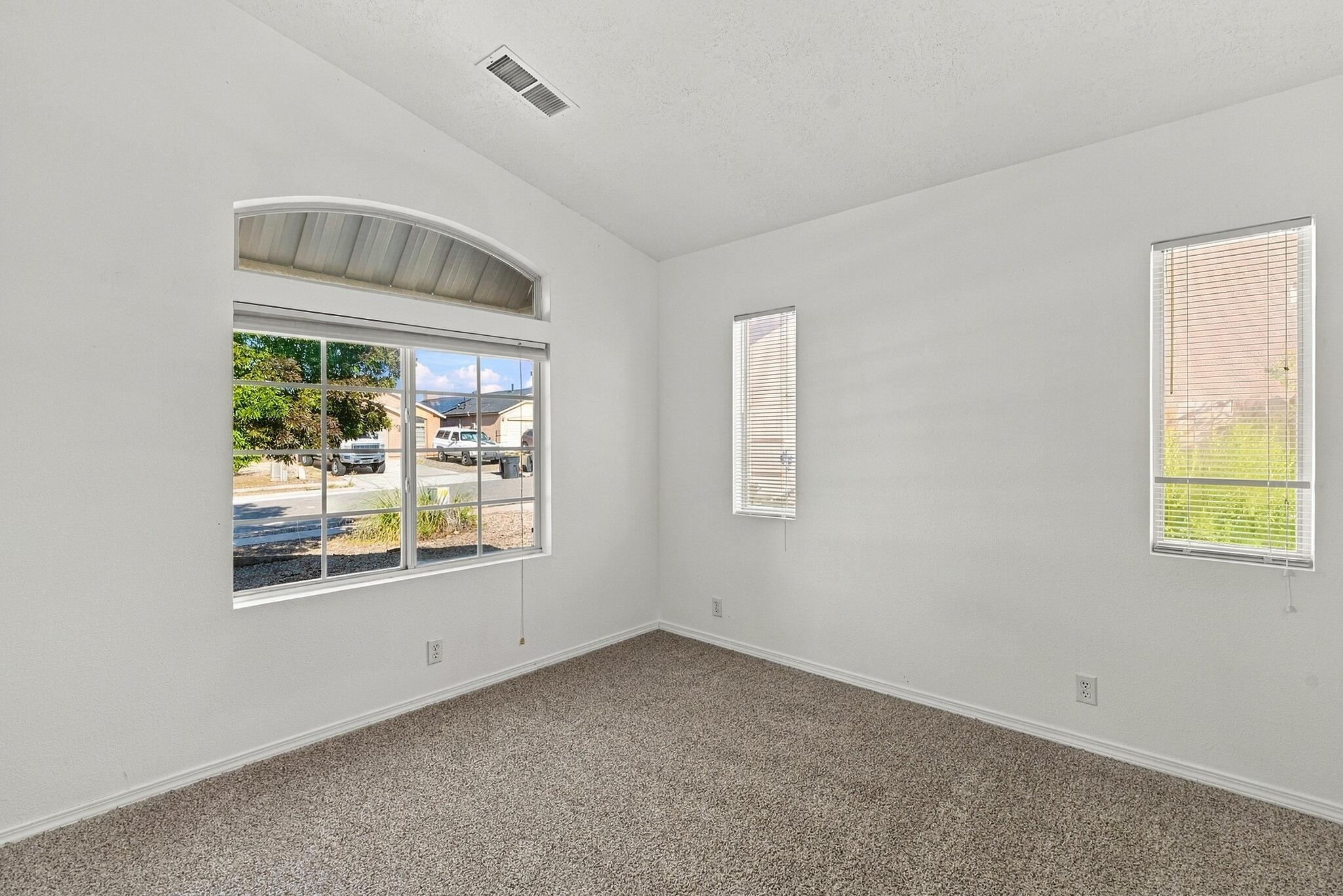 Photo 2 — 4752 Kelly Way NE