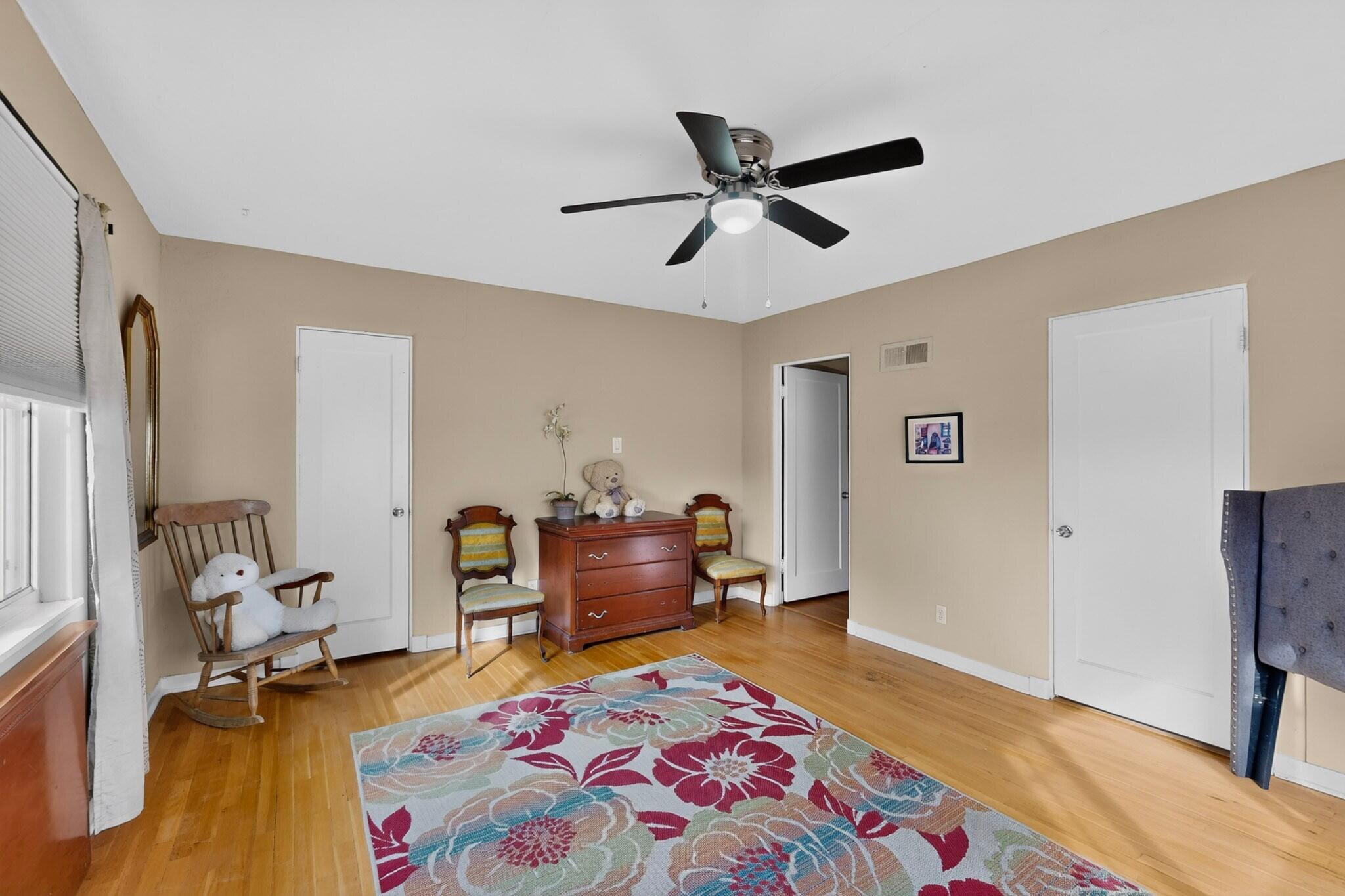 Photo 9 — 608 Amherst Drive SE