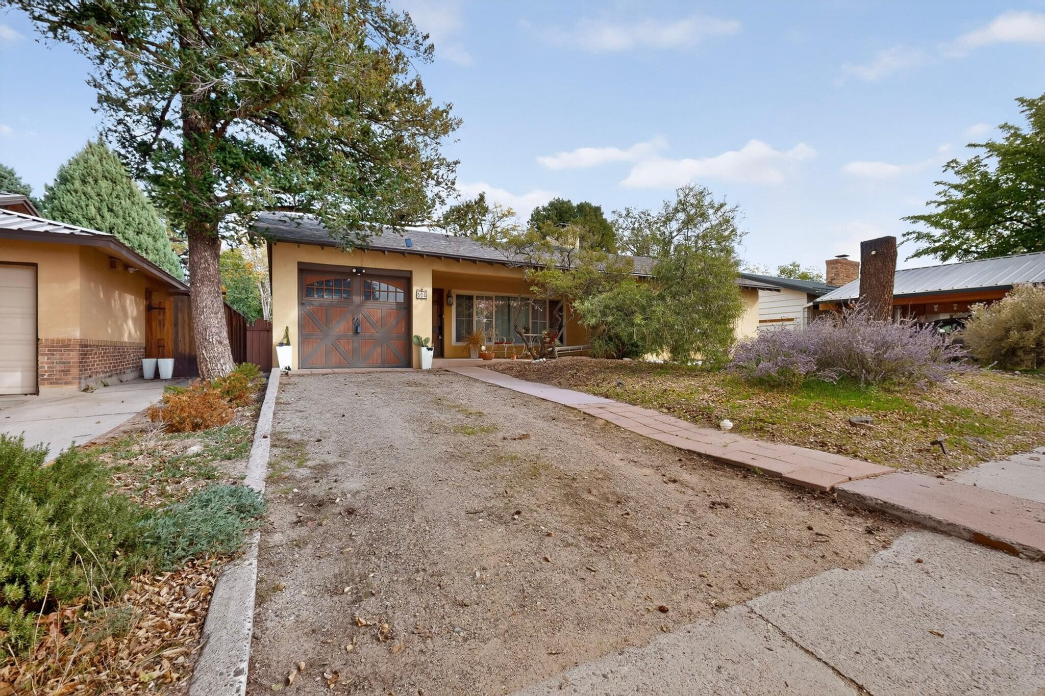 Photo 2 — 608 Amherst Drive SE