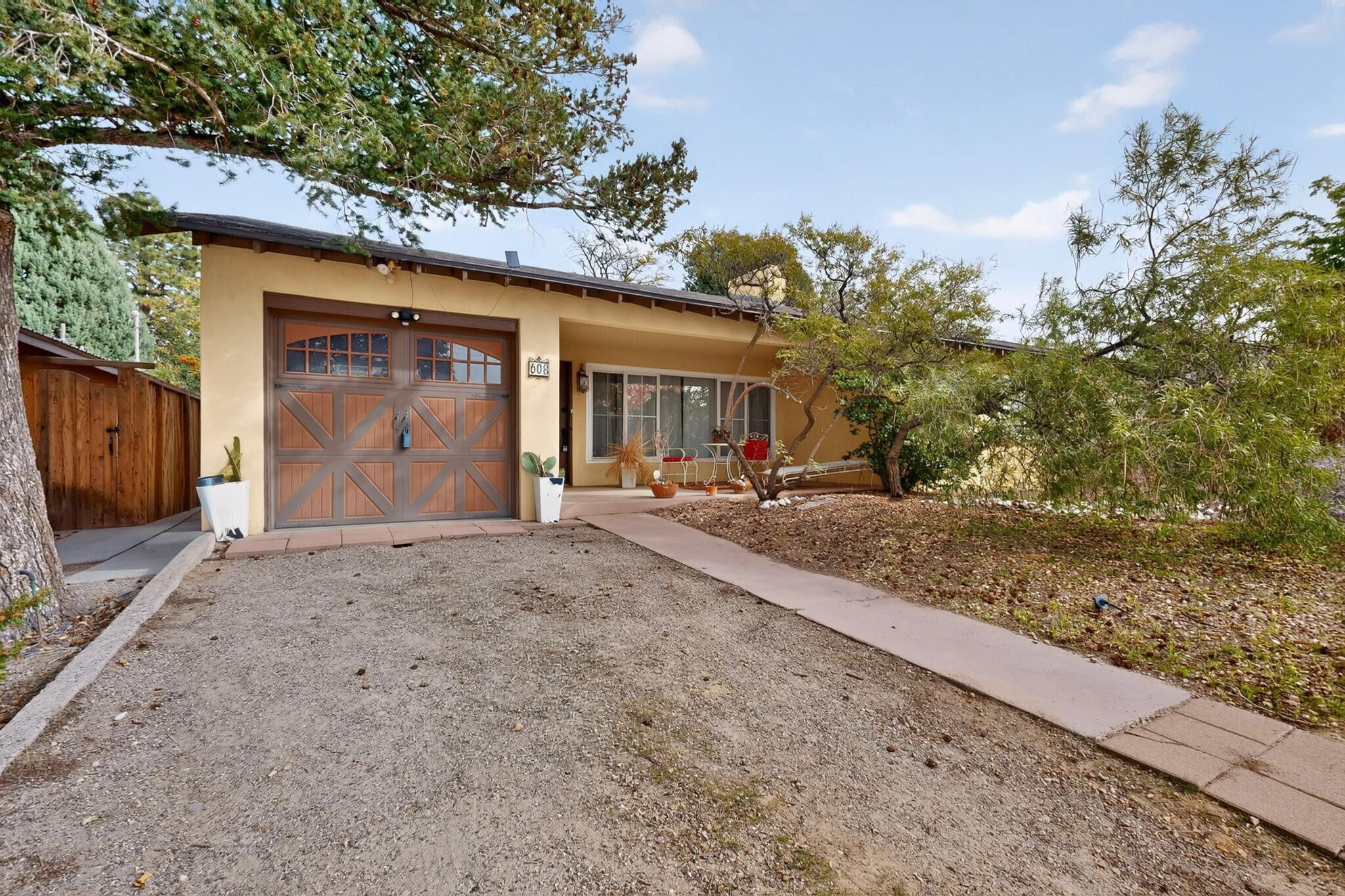 Photo 4 — 608 Amherst Drive SE