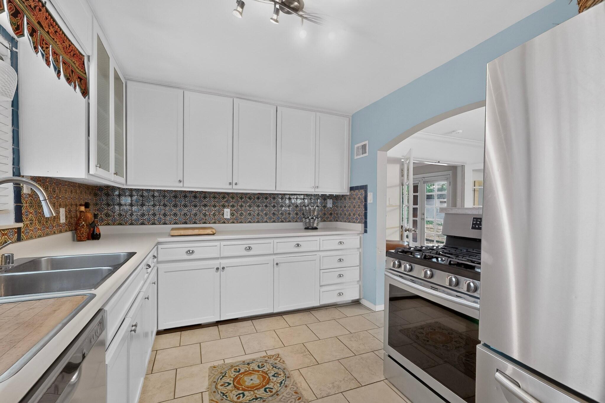 Photo 19 — 608 Amherst Drive SE