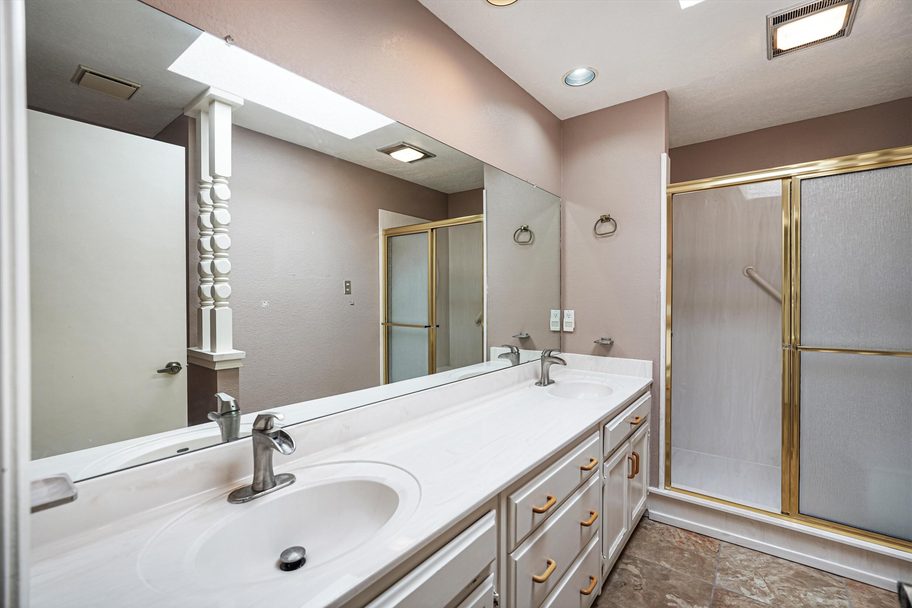 Photo 17 — 965 E Antelope Avenue NE