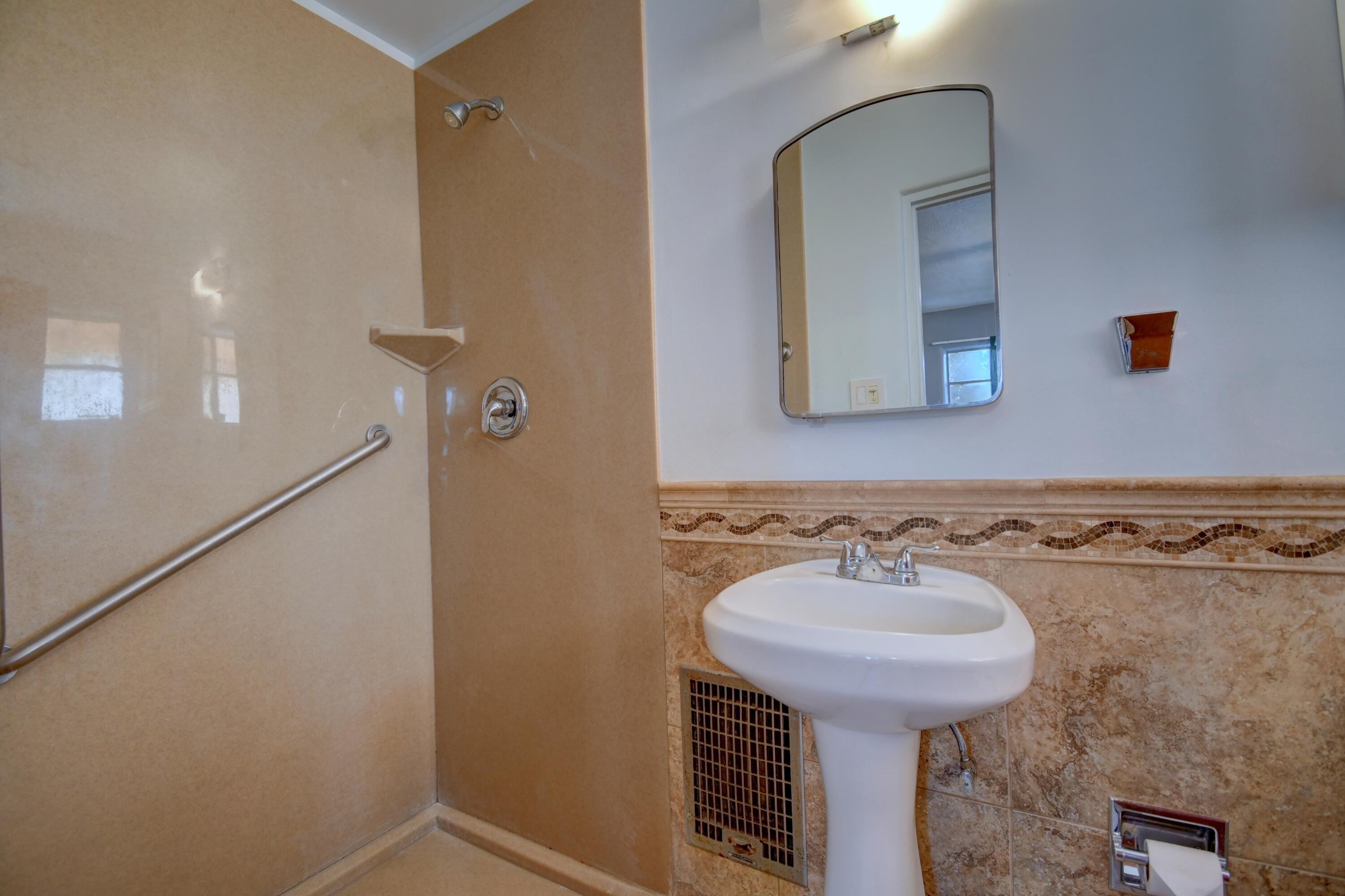 Photo 2 — 505 Bryn Mawr Drive SE