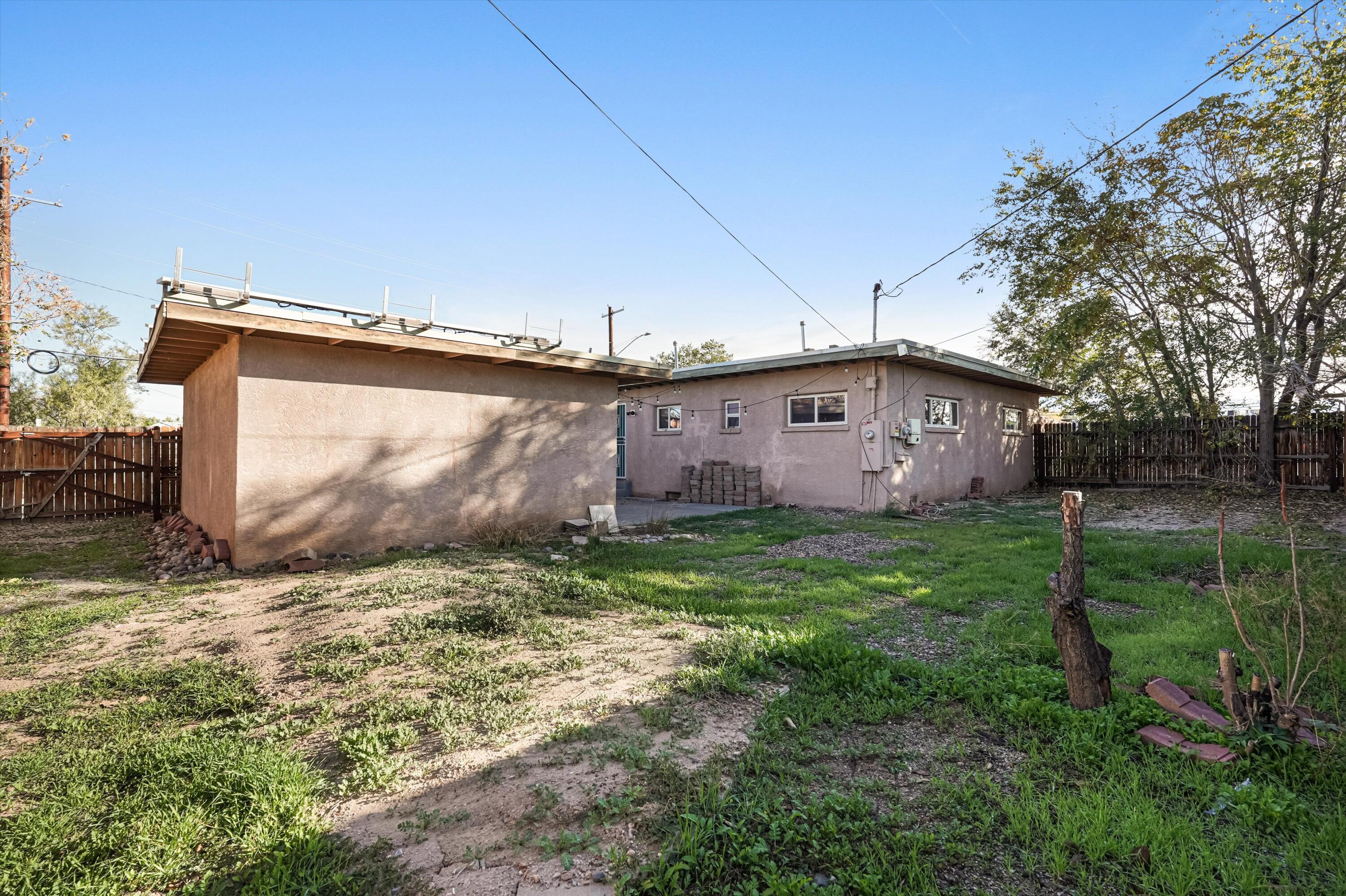 Photo 9 — 241 Cagua Drive NE