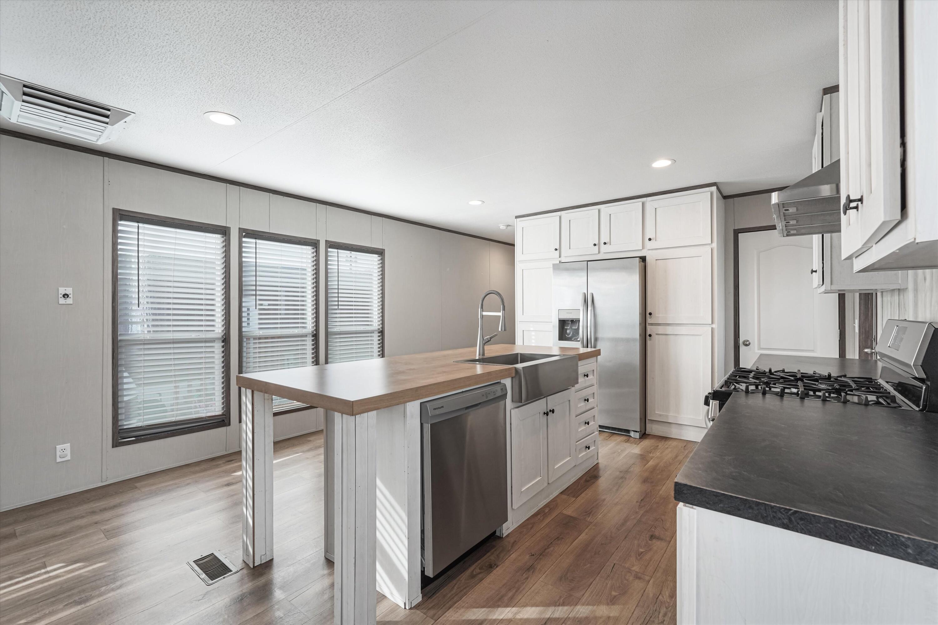 Photo 5 — 7401 San Pedro Drive NE TRLR 64